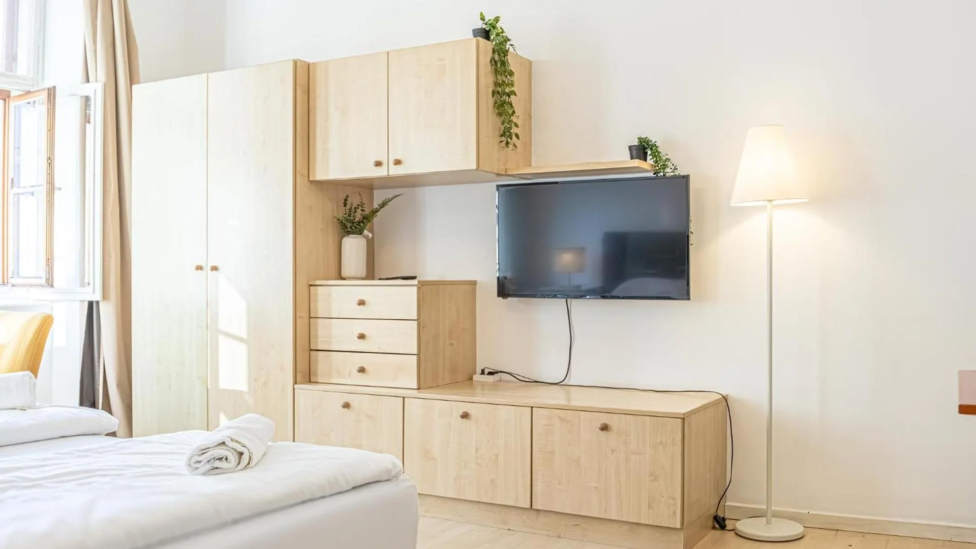 8 Min Walk To Wiener Stadthalle, Stylish 1Br Apt 0*, Bécs
